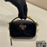 프라다 PRADA 페이턴트 가죽 미니 파우치 1NR025