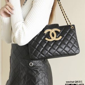 샤넬 CHANEL 신상 램스킨 체인 크로스백 26.5CM