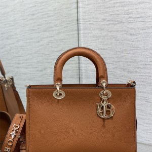 디올 DIOR 신상 Lady D-Sire 레이드 디자이어백 30cm