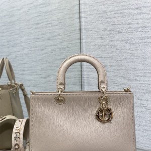 디올 DIOR 신상 Lady D-Sire 레이드 디자이어백 30cm