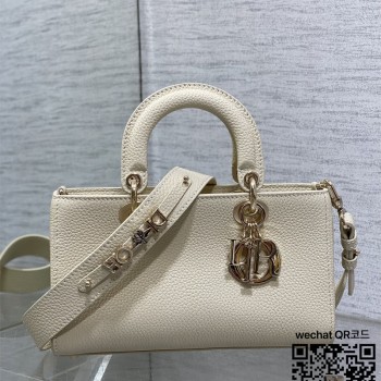 디올 DIOR 신상 Lady D-Sire 레이드 디자이어백 26CM