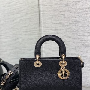 디올 DIOR 신상 Lady D-Sire 레이드 디자이어백 26CM