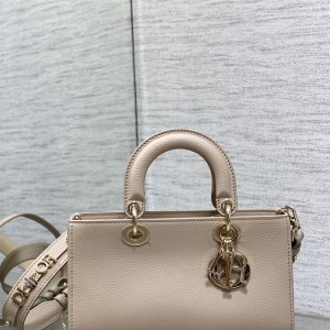 디올 DIOR 신상 Lady D-Sire 레이드 디자이어백 26CM