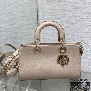 디올 DIOR 신상 Lady D-Sire 레이드 디자이어백 26CM