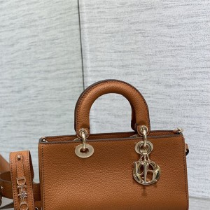 디올 DIOR 신상 Lady D-Sire 레이드 디자이어백 26CM
