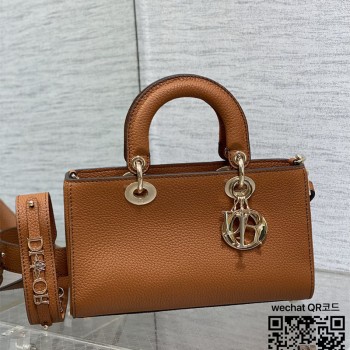 디올 DIOR 신상 Lady D-Sire 레이드 디자이어백 26CM