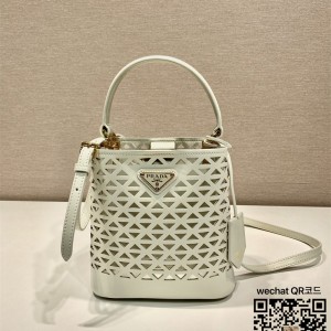 프라다 PRADA 컷아웃 모티프 파니에 가죽 미니백 1BA217