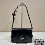 프라다 PRADA 신상 가죽 크로스백 1BD082