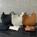 발렌티노 Valentino 그레인 송아지 가죽 발렌티노 가라바니 락스터드 호보 백