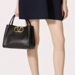 발렌티노 가라바니 올타임 그레인 송아지 가죽 미디엄 핸드백