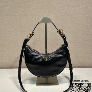 프라다 신상 삼각로고 여성 숄더백 호보백 1BC194