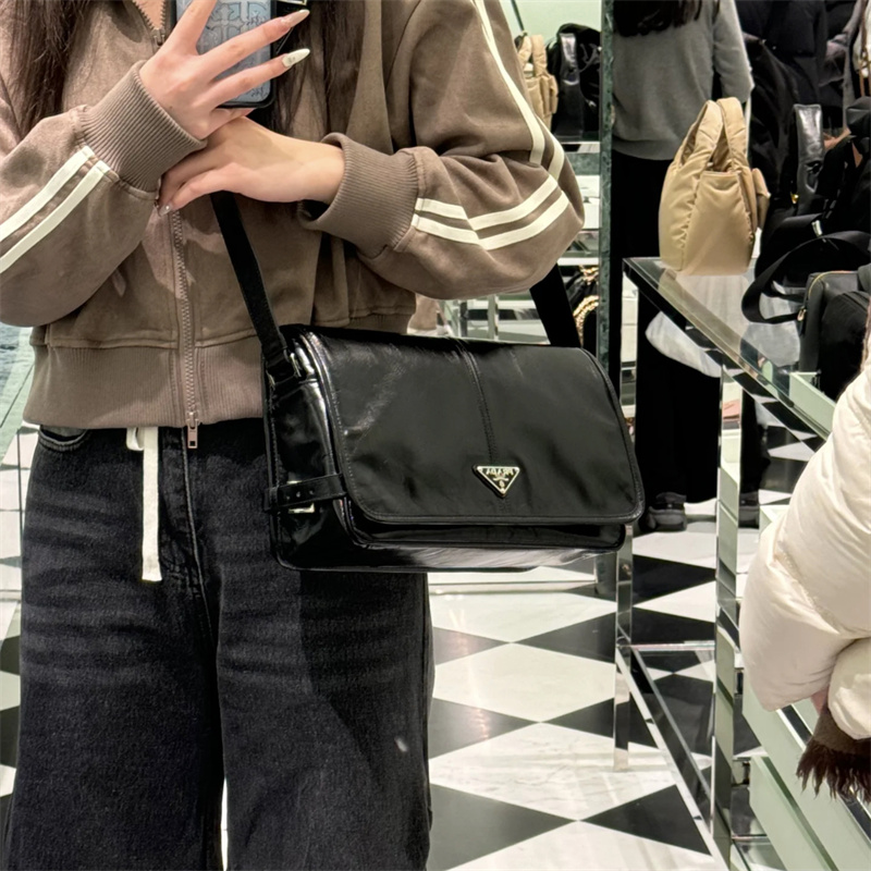 프라다 가죽 숄더백 2VD073