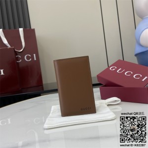 구찌  GG 엠블럼 바이폴드 엠보스 카드 케이스 818953