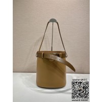 프라다  벨트가 달린 가죽 프라다 버클 버킷 백 1BE085