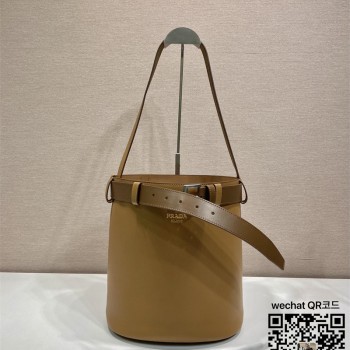 프라다  벨트가 달린 가죽 프라다 버클 버킷 백 1BE085