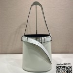 프라다 벨트가 달린 가죽 프라다 버클 버킷 백 1BE085