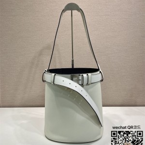 프라다 벨트가 달린 가죽 프라다 버클 버킷 백 1BE085