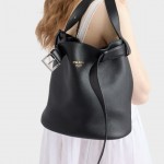 프라다 벨트가 달린 가죽 프라다 버클 버킷 백 1BE085