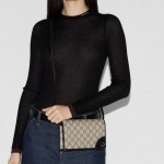 구찌 GG 엠블럼 레더 스트랩 디테일 지갑 크로스백 820688