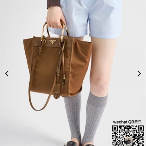 프라다 나일론과 미디움 토트백 1BG578
