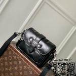 루이비통 카고 웨어러블 크로스백 M13989