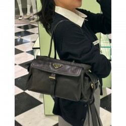 프라다 익스플로어 미듐 리나일론 레더 토트백 블랙 1BG596