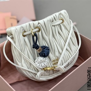 미우미우 마틀라세 나파 가죽 파우치