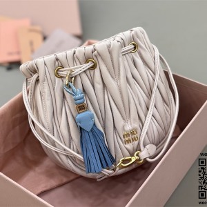 미우미우 마틀라세 나파 가죽 파우치