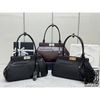 프라다 미디엄 가죽 토트백_1BG569