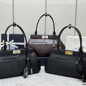 프라다 미디엄 가죽 토트백_1BG569