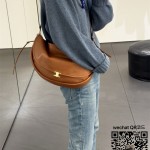 셀린느 하프문 소프트 트리옹프 베사체 크로스백 124142