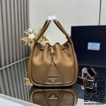 프라다 달링 미니 가죽 버킷 백 1BE087