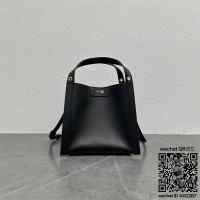 셀린느 스몰 큐보 백 카프스킨  124182