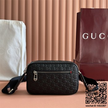 구찌 GG 엠블럼 스몰 크로스백 850242