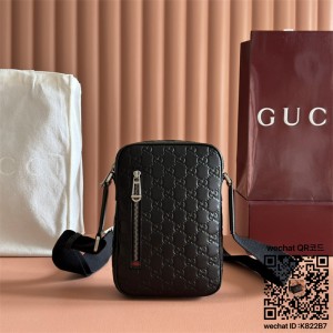 구찌 남자 GG 엠블럼 스몰 크로스백 862915