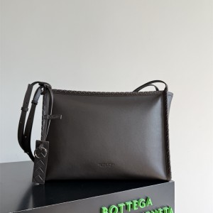 보테가베네타 블랙 코리에레 지퍼 메신저백 826852