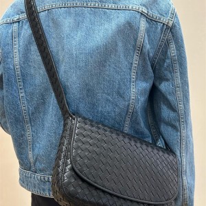 보테가베네타 남성 베네토 플랩 메신저 백 블랙 843836