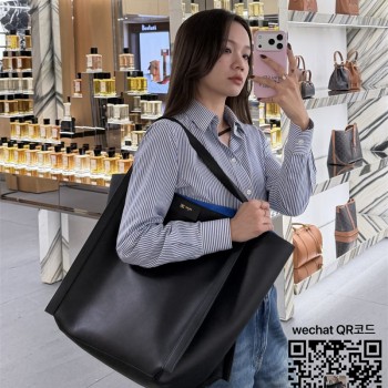 셀린느 미디움 큐브 백 서플 카프스킨 블랙 셀린느 미디움 큐브 백 서플 카프스킨 블랙 123422