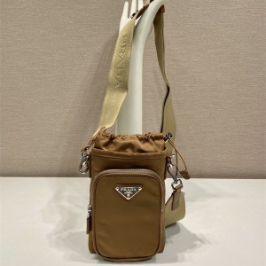 프라다 리나일론 삼각로고 크로스백 2ZH155