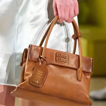 미우미우 솔리테르 광택 가죽백 5BA302