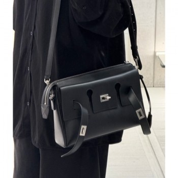 발렌시아가 벨 에어 메신저백