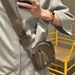 로에베 페블 메신저백