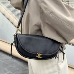 셀린느 하프문 소프트 트리옹프 베사체 크로스백  103737