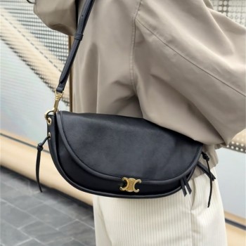 셀린느 하프문 소프트 트리옹프 베사체 크로스백  103737