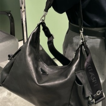 프라다 익스플로어 가죽 숄더백 2VH204