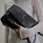 생로랑 그레인드 램스킨 미디움 니키 체인 여성 숄더백 633158 28cm