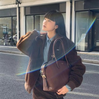 프라다 라지 레더 토트백 1BG600