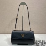프라다 블랙 가죽 여성 토트백 1BN022