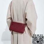 보테가베네타 라바 레드 미디엄 인트레치아토 피콜로 스트랩 파우치 876625
