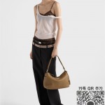 프라다 블랙 미디엄 그레인 트라이앵글 로고 숄더백 1BC283